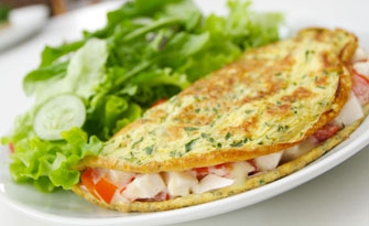 O restaurante Empório Alecrim oferece cardápio light como omelete recheado com salada
